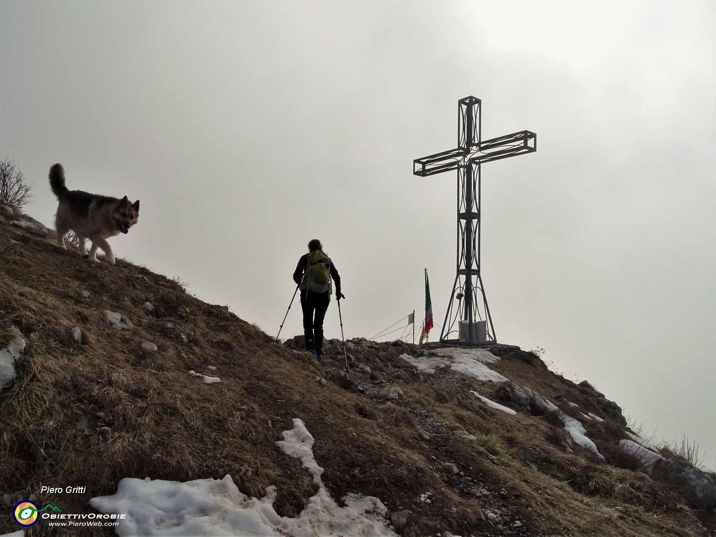 67 Alla bella croce di vetta della Cornagera (1311 m).JPG